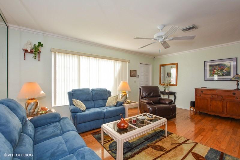 333 Northeast 28th Street Boca Raton, FL 33431 - Photo 3 of 11 LIVING ROOM