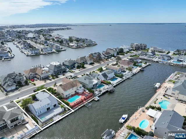 a picture of a rug with a white wall and a painting
