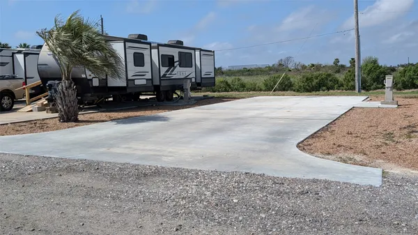 $575 | 4002 Highway 6, Hitchcock, TX 77563