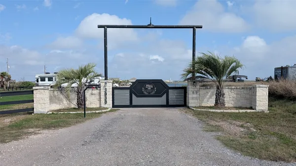 $575 | 4002 Highway 6, Hitchcock, TX 77563