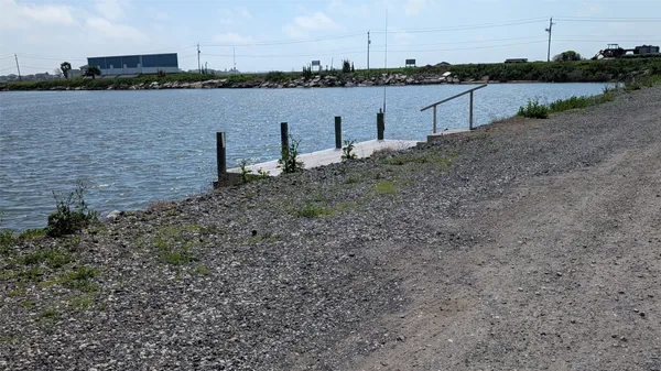 $575 | 4002 Highway 6, Hitchcock, TX 77563