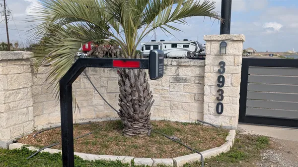 $575 | 4002 Highway 6, Hitchcock, TX 77563