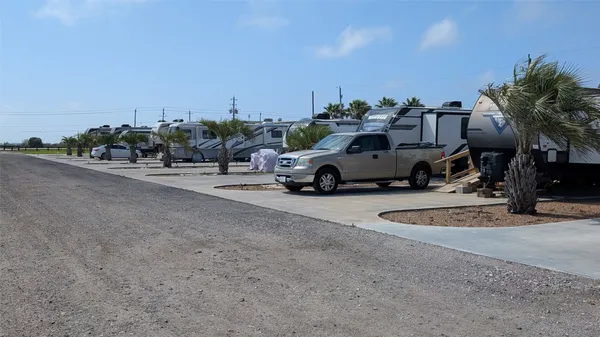 $575 | 4002 Highway 6, Hitchcock, TX 77563