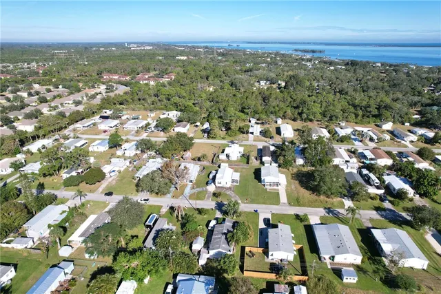a view of a house with backyard and garden