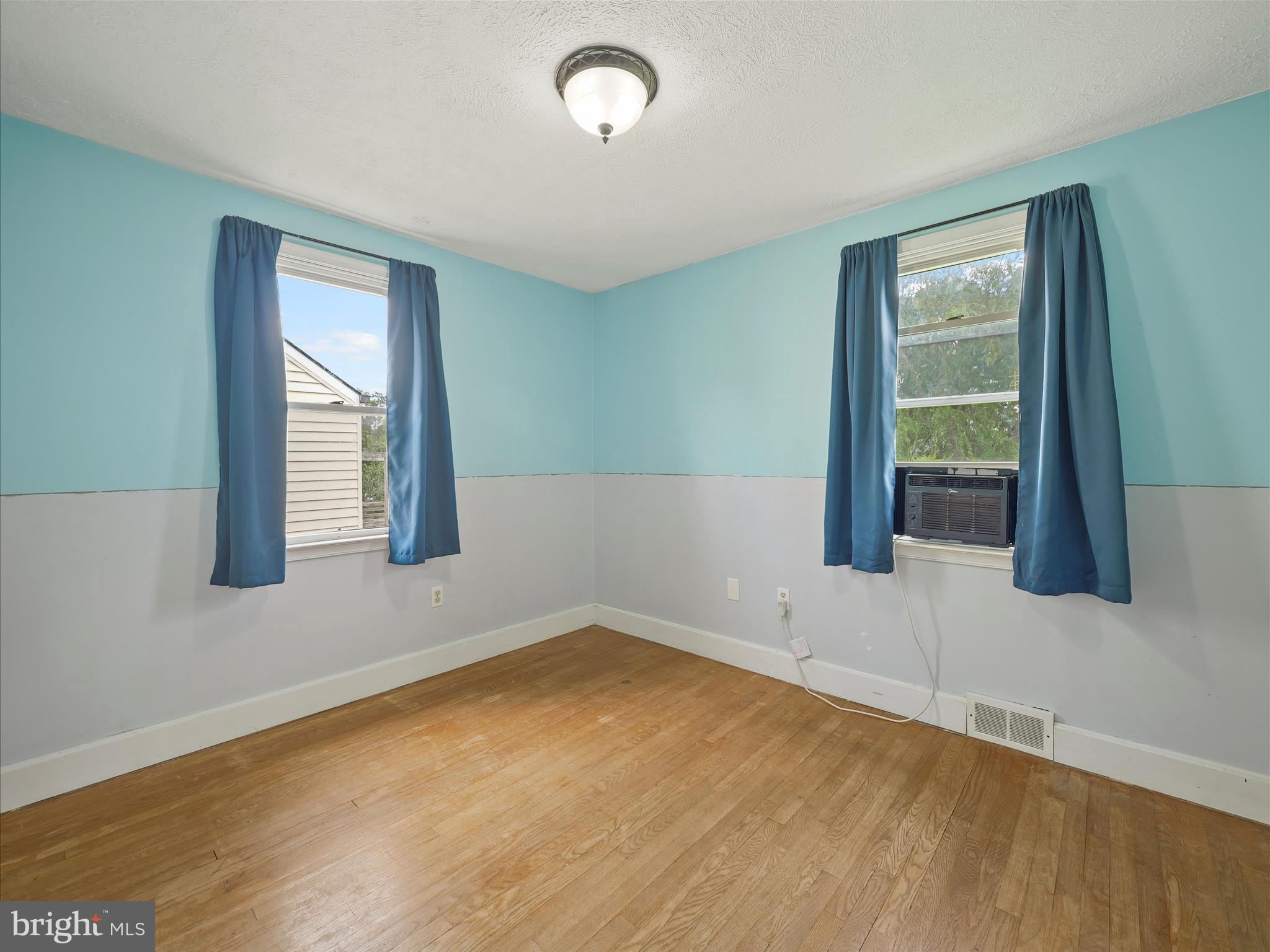 224 Devonshire Road Hagerstown, MD 21740 - Photo 14 of 28 an empty room with a window