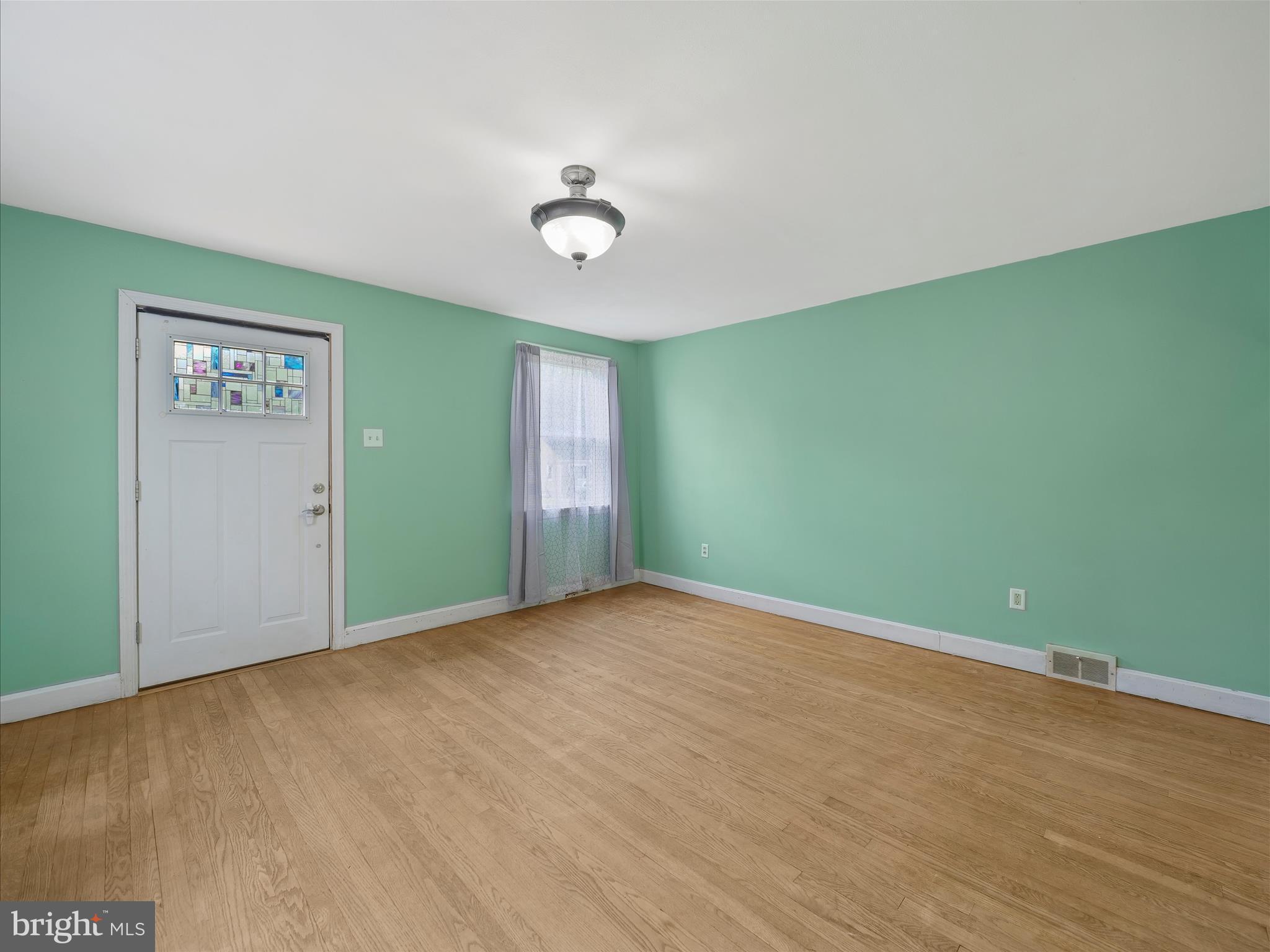 224 Devonshire Road Hagerstown, MD 21740 - Photo 7 of 28 an empty room with a window and ceiling fan