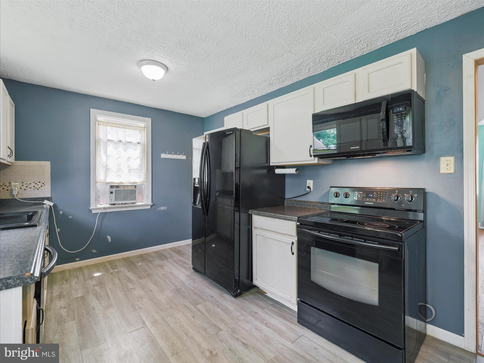 224 Devonshire Road Hagerstown, MD 21740 - Photo 10 of 28 a kitchen with a stove a refrigerator and a microwave