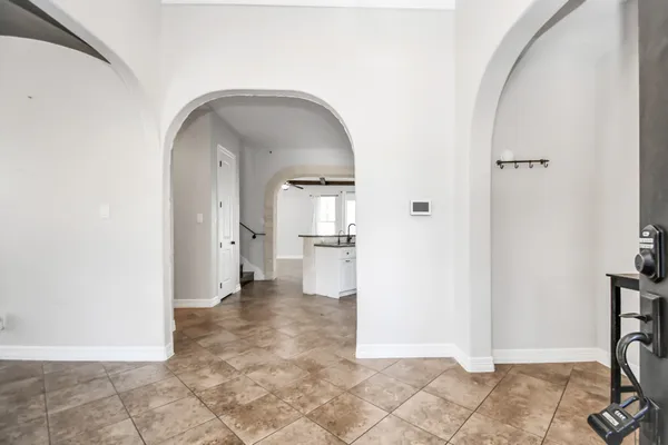 a view of a big room with closet and a yard