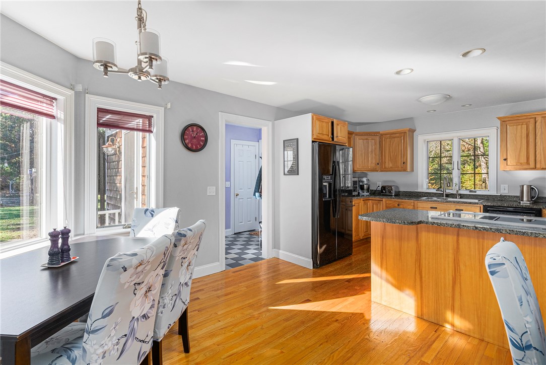 761 North Main Road Jamestown, RI 02835 - Photo 9 of 39 Eating Area