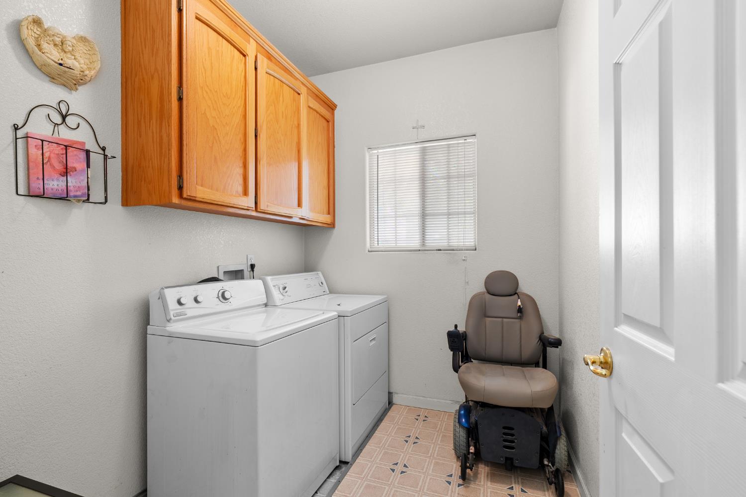 766 Willmott Road Los Banos, CA 93635 - Photo 26 of 40 Laundry room with cabinets