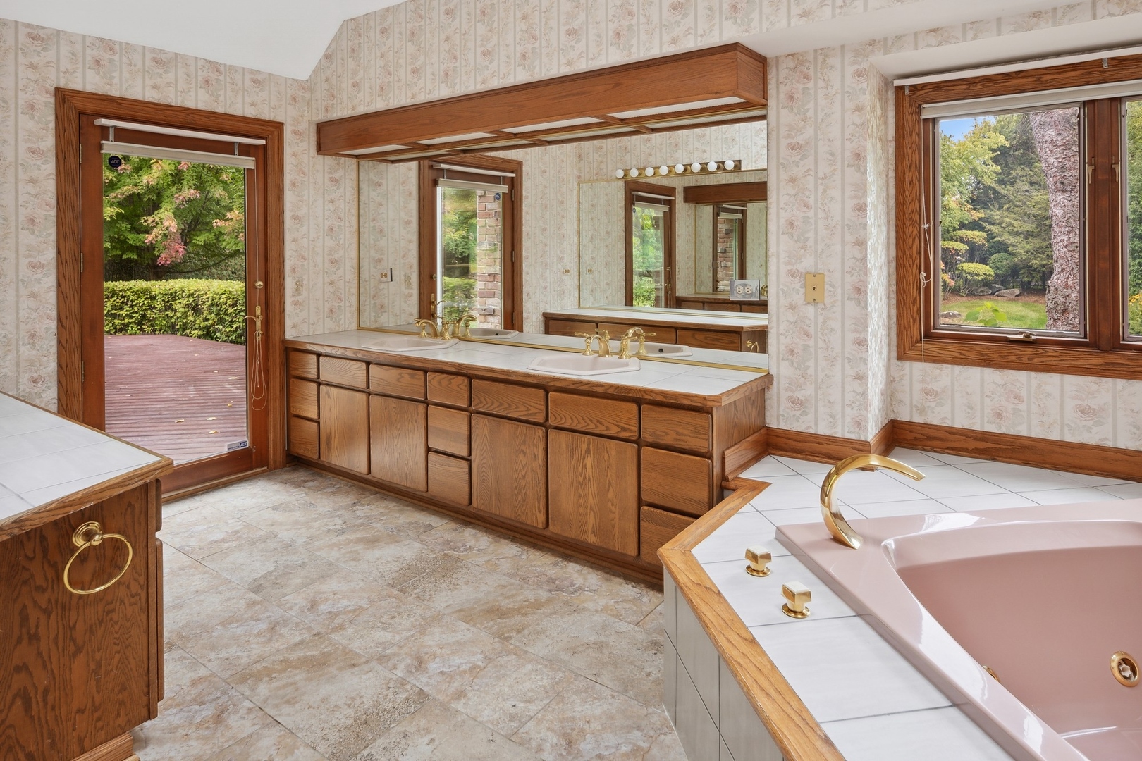 989 South Ridge Road Lake Forest, IL 60045 - Photo 23 of 36 a bathroom with a tub a sink and mirror