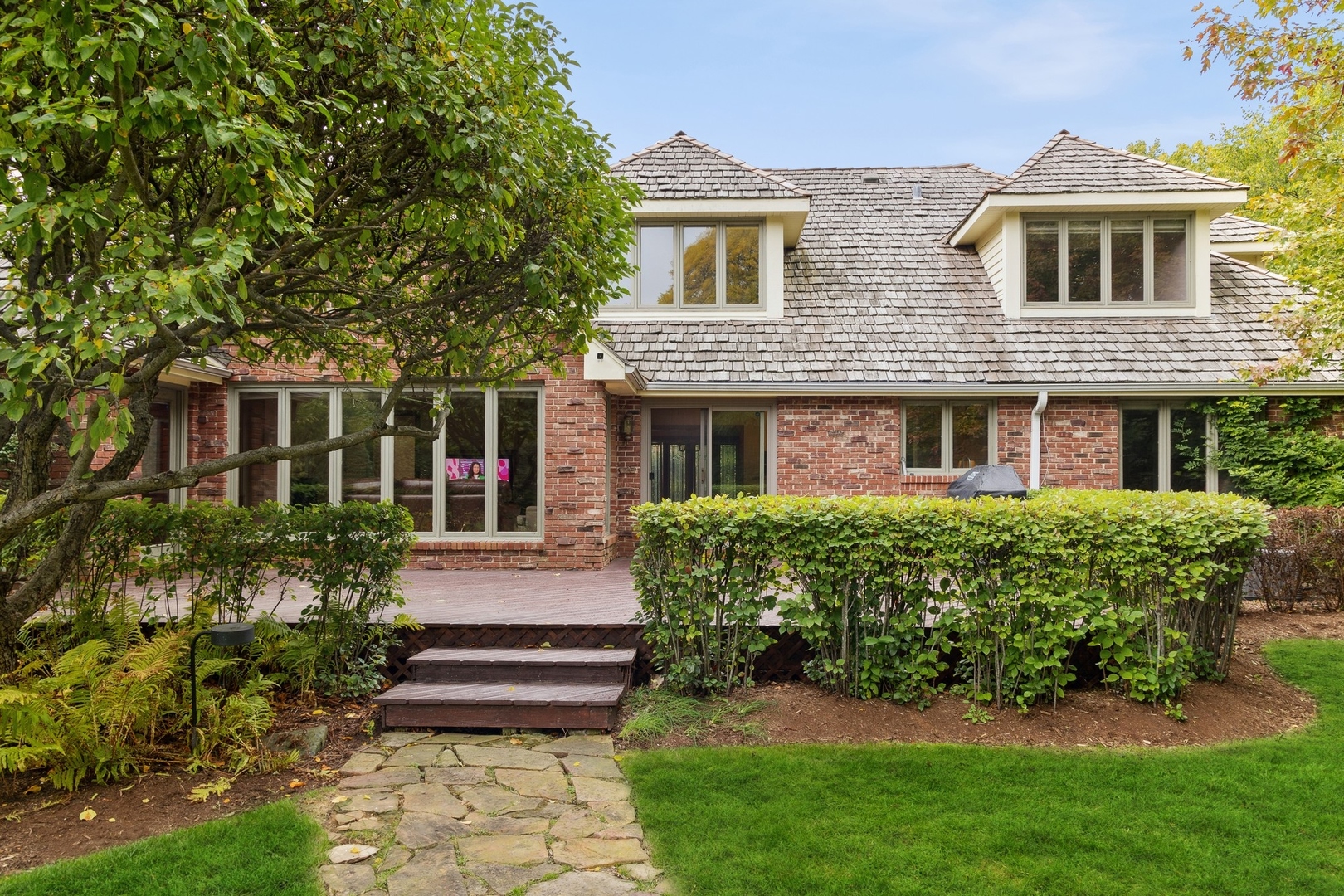 989 South Ridge Road Lake Forest, IL 60045 - Photo 5 of 36 a front view of a house with a garden
