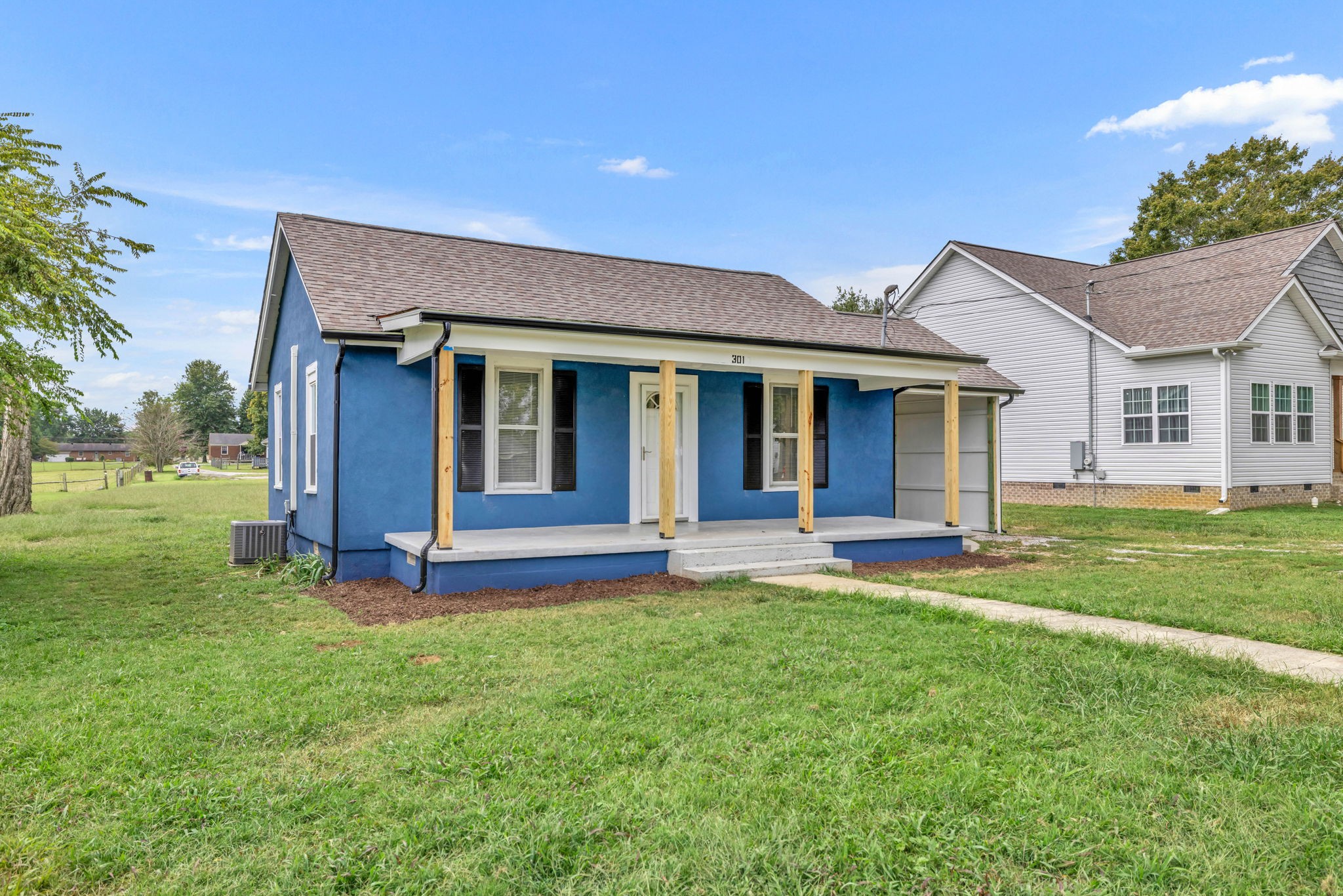 301 Maple Street Chapel Hill, TN 37034 - Photo 2 of 38 front view of a house with a yard