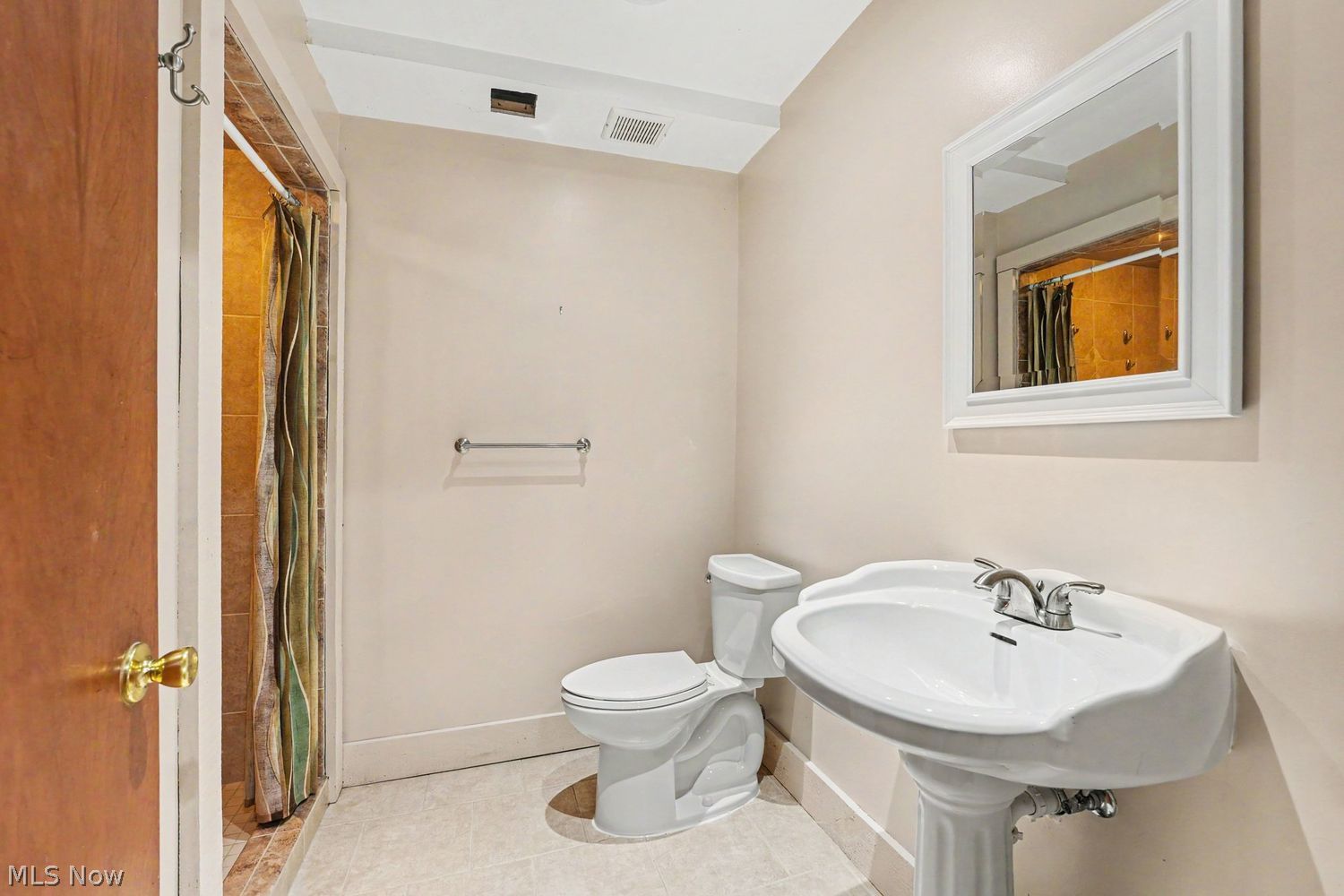 13945 Butternut Road Burton, OH 44021 - Photo 23 of 40 Guest Bathroom