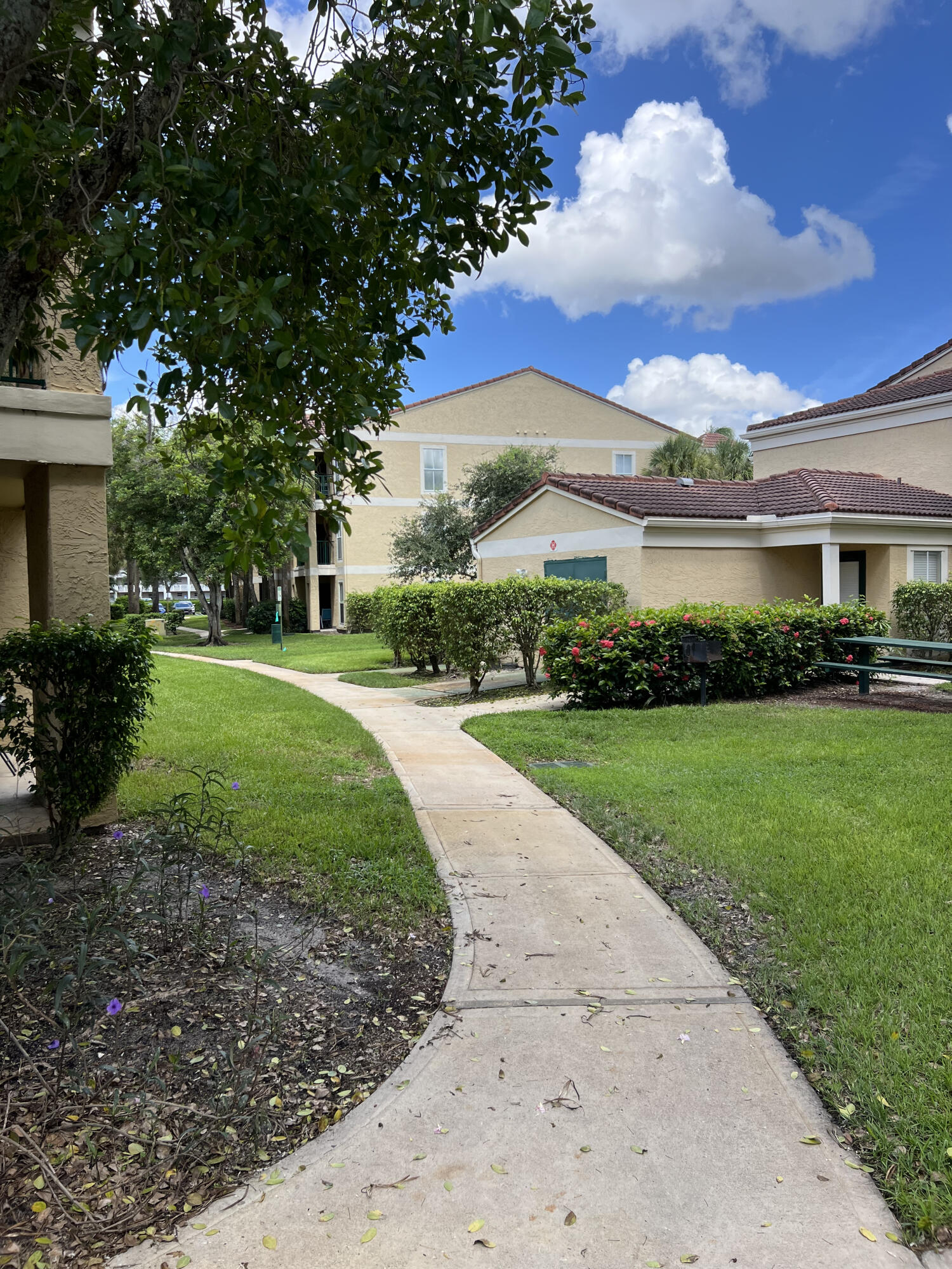 899 Riverside Drive, Unit 620 Coral Springs, FL 33071 - Photo 45 of 46 a view of a volley ball court