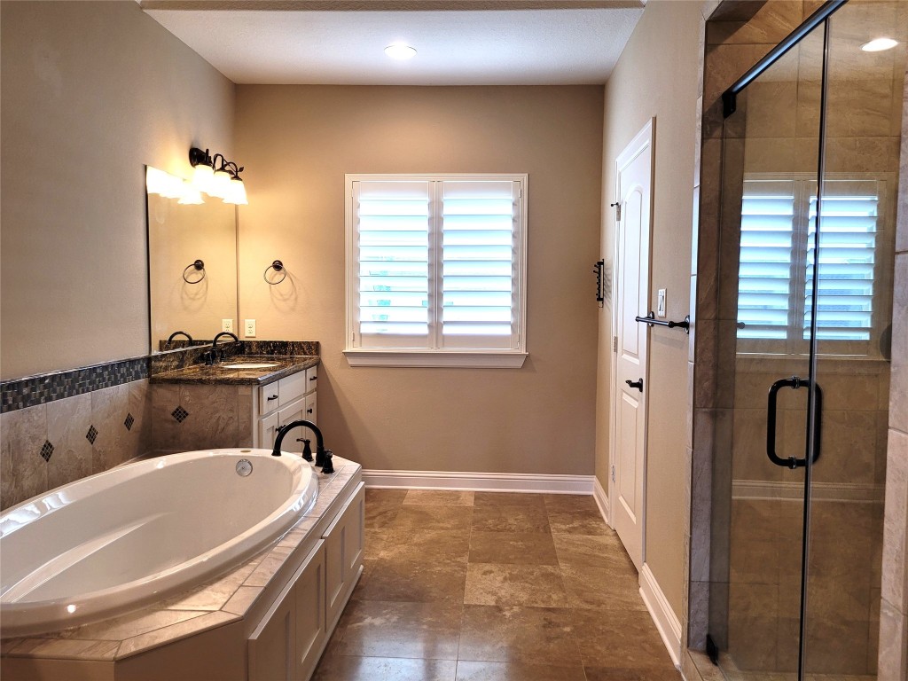 1508 Fowler Street Houston, TX 77007 - Photo 35 of 50 a spacious primary bathroom with polished travertine floor