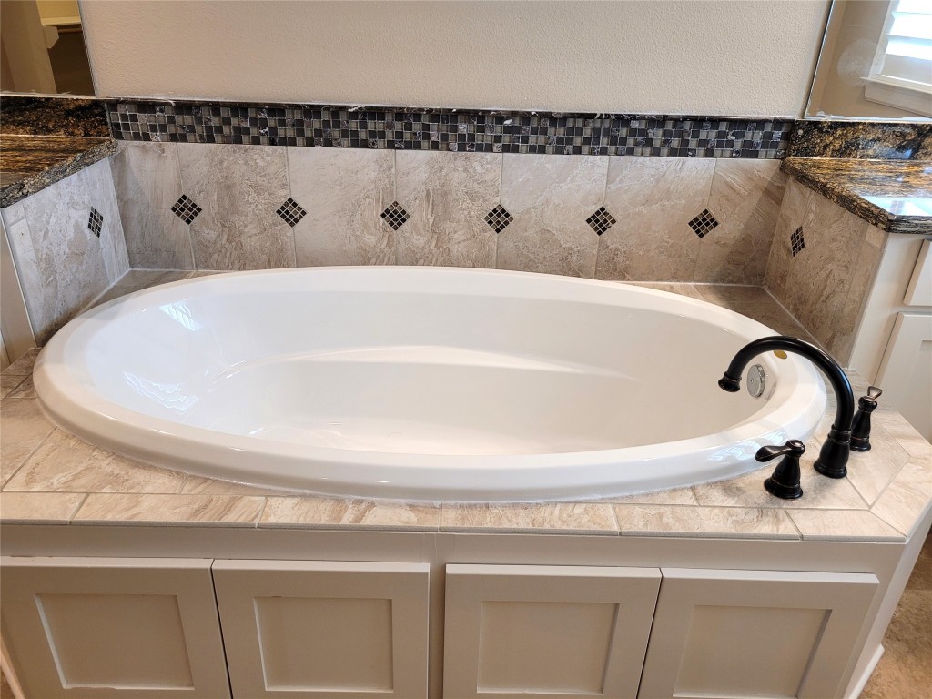1508 Fowler Street Houston, TX 77007 - Photo 39 of 50 primary-bath soaking tub
