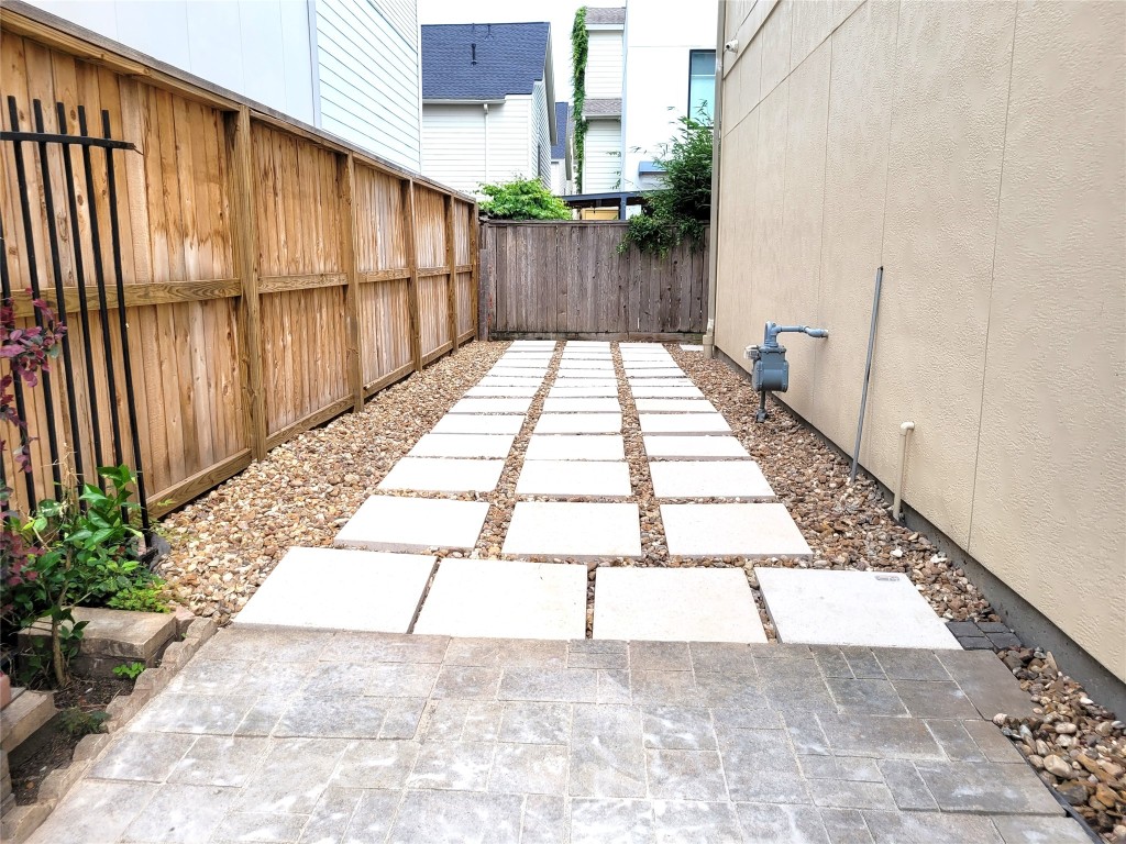 1508 Fowler Street Houston, TX 77007 - Photo 4 of 50 a low-maintenance yard with gravel and rocks