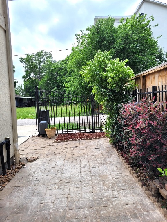 1508 Fowler Street Houston, TX 77007 - Photo 6 of 50