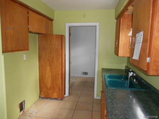 6570 Pardee Road Taylor, MI 48180 - Photo 10 of 15 261-863525-kitchen.jpg