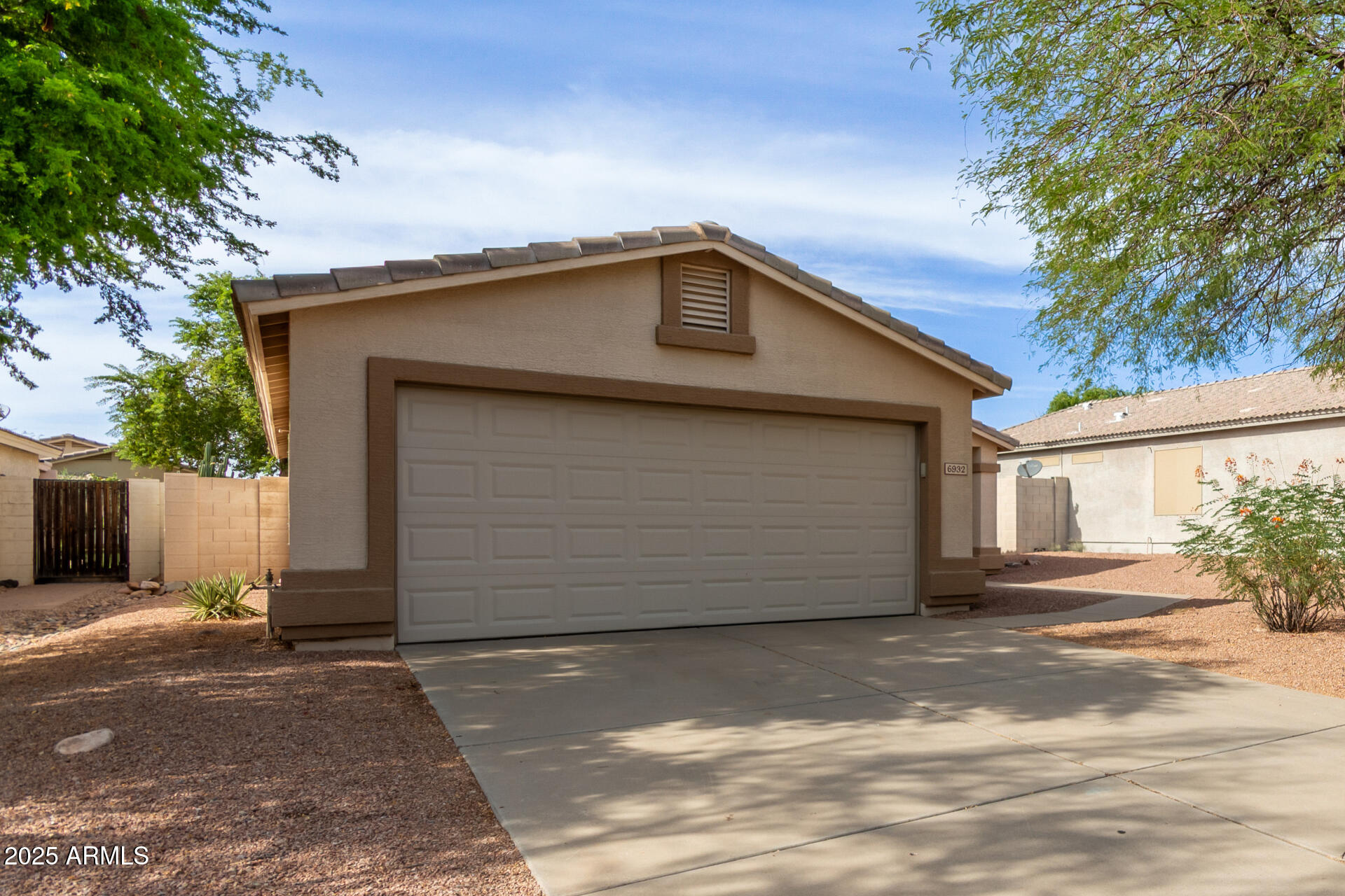 6932 South Russet Sky Way Gold Canyon, AZ 85118 - Photo 4 of 36 a front view of a house
