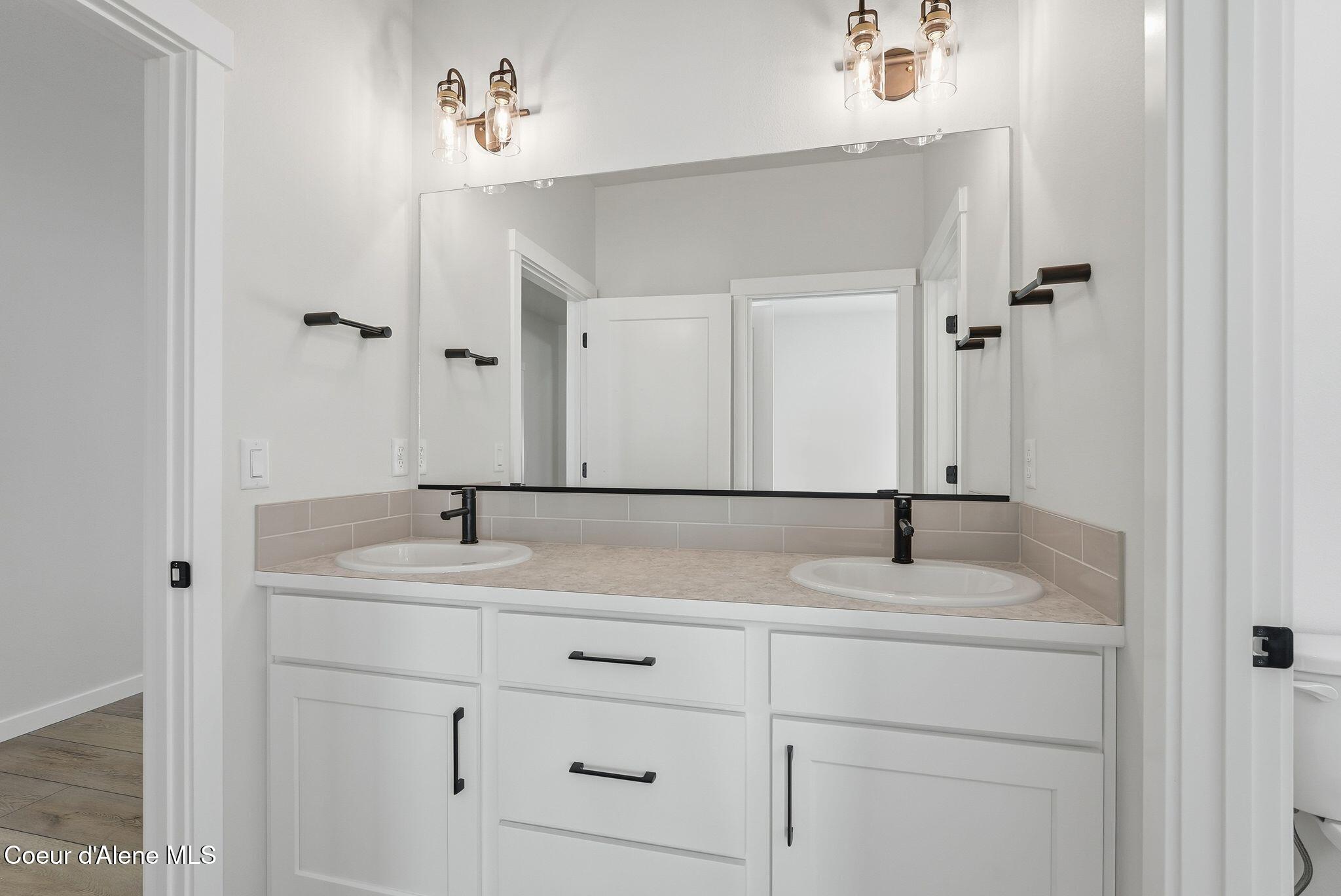 2693 West Victor Loop Coeur D'Alene, ID 83815 - Photo 26 of 52 Main Bathroom