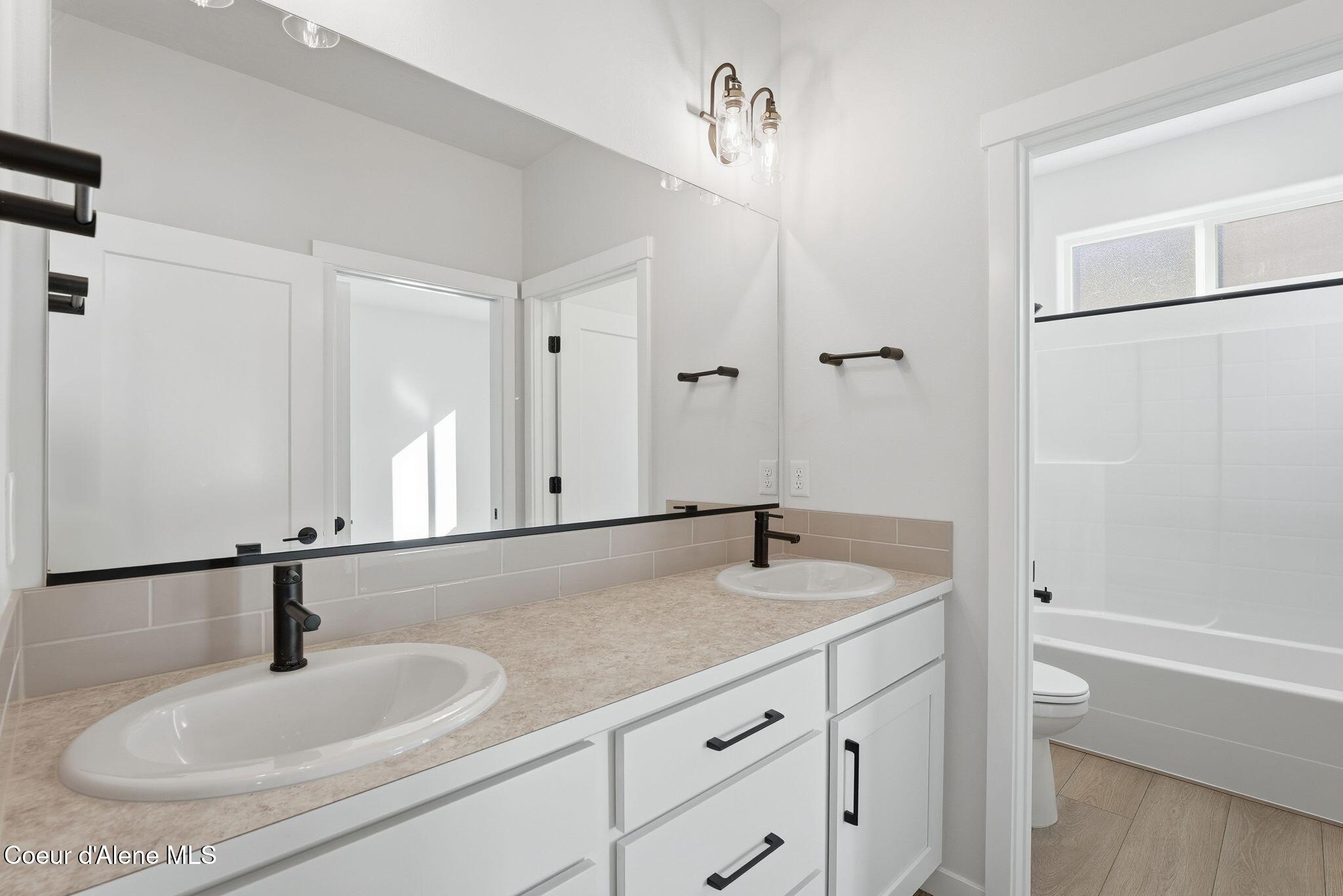 2693 West Victor Loop Coeur D'Alene, ID 83815 - Photo 27 of 52 Main Bathroom
