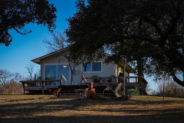 a view of a house with backyard