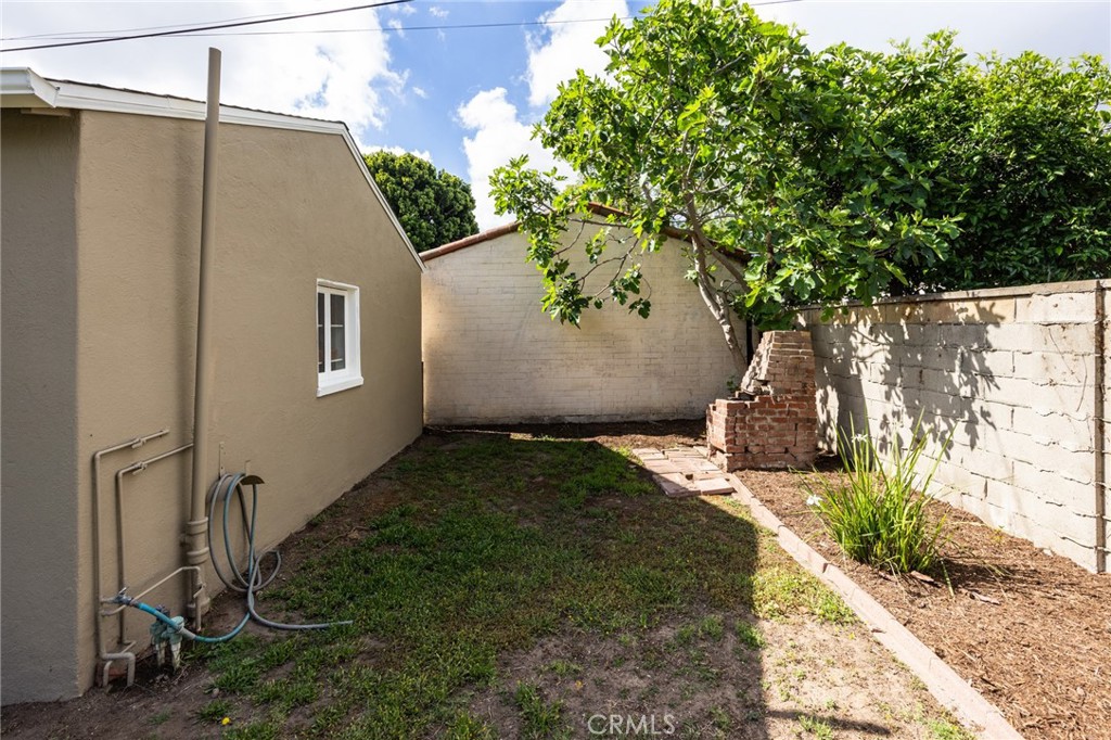 2324 North Riverside Drive Santa Ana, CA 92706 - Photo 46 of 52 a view of a backyard