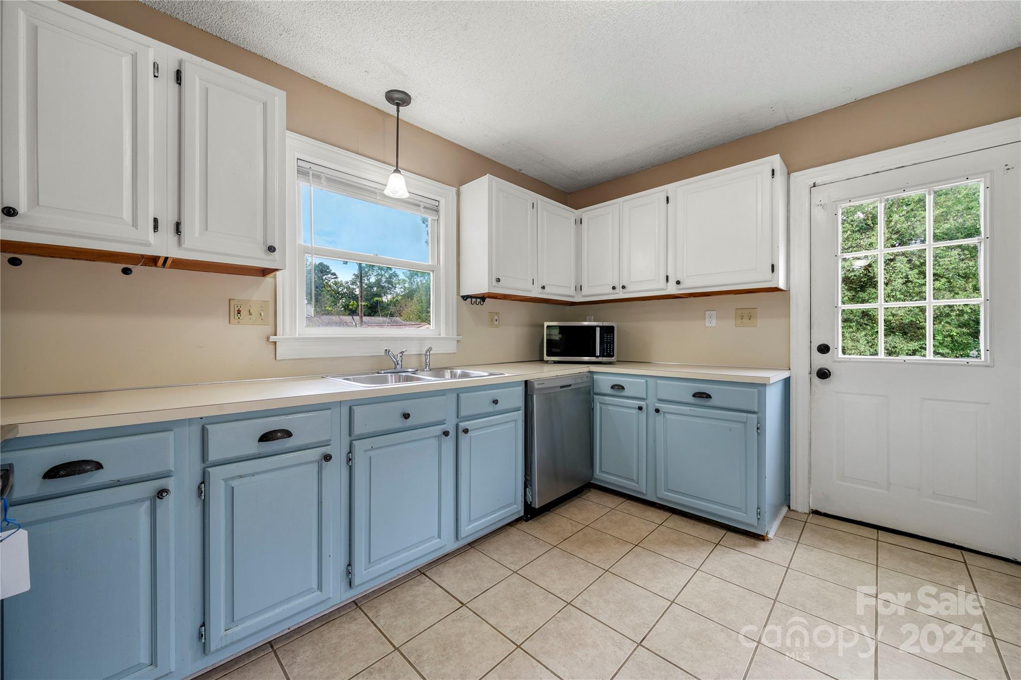 8101 Plott Road Charlotte, NC 28215 - Photo 13 of 34 a kitchen with cabinets appliances and a window