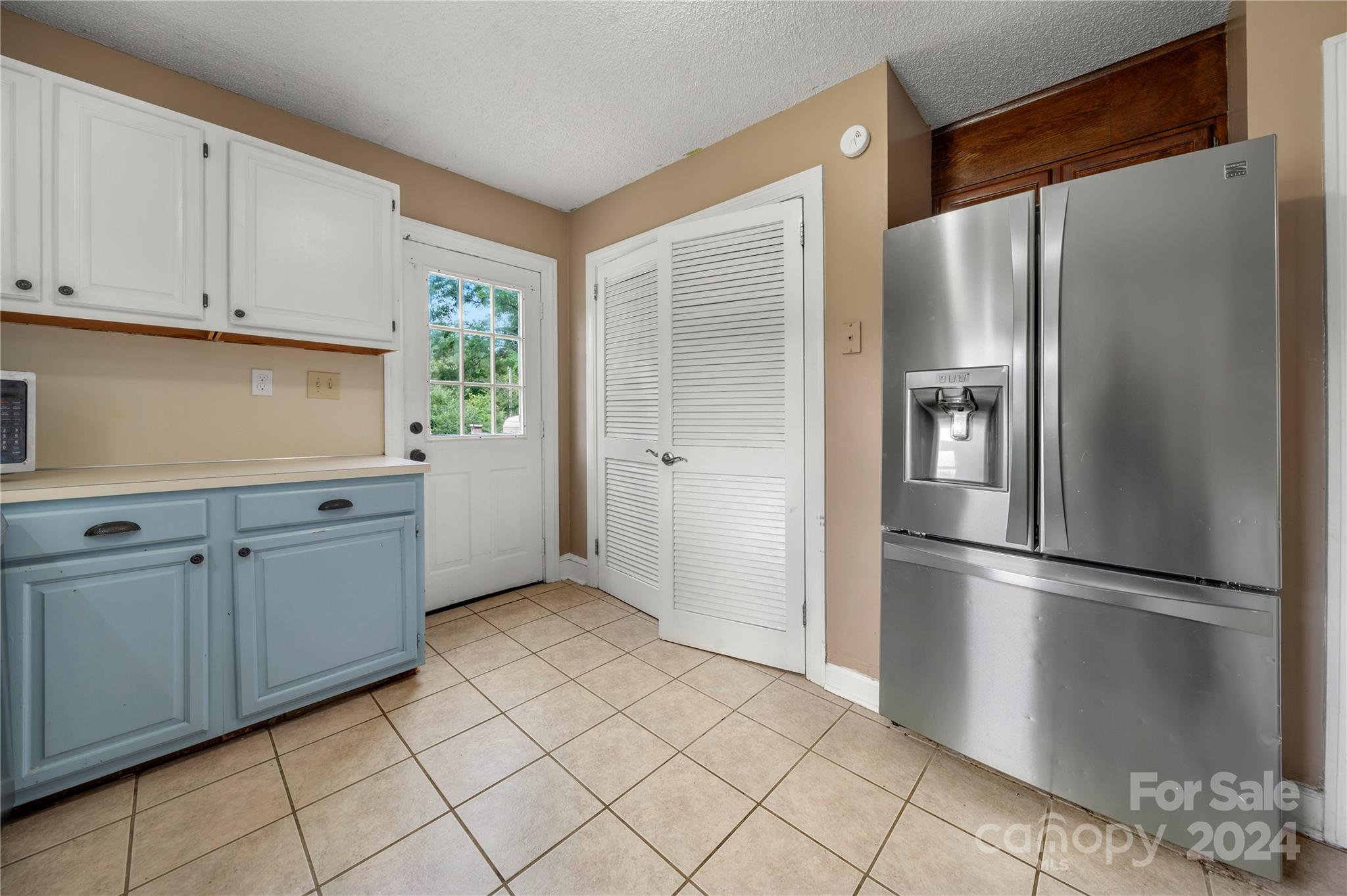 8101 Plott Road Charlotte, NC 28215 - Photo 16 of 34 a kitchen with stainless steel appliances granite countertop a refrigerator and a cabinets
