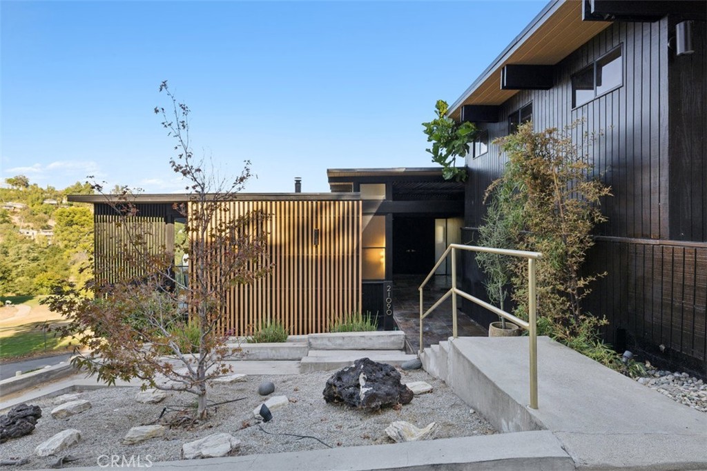 21090 Rios Street Woodland Hills, CA 91364 - Photo 44 of 61 a view of a house with wooden fence
