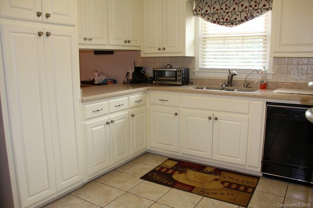 208 Skyline Road Hickory, NC 28601 - Photo 9 of 24 Gallery Image 9