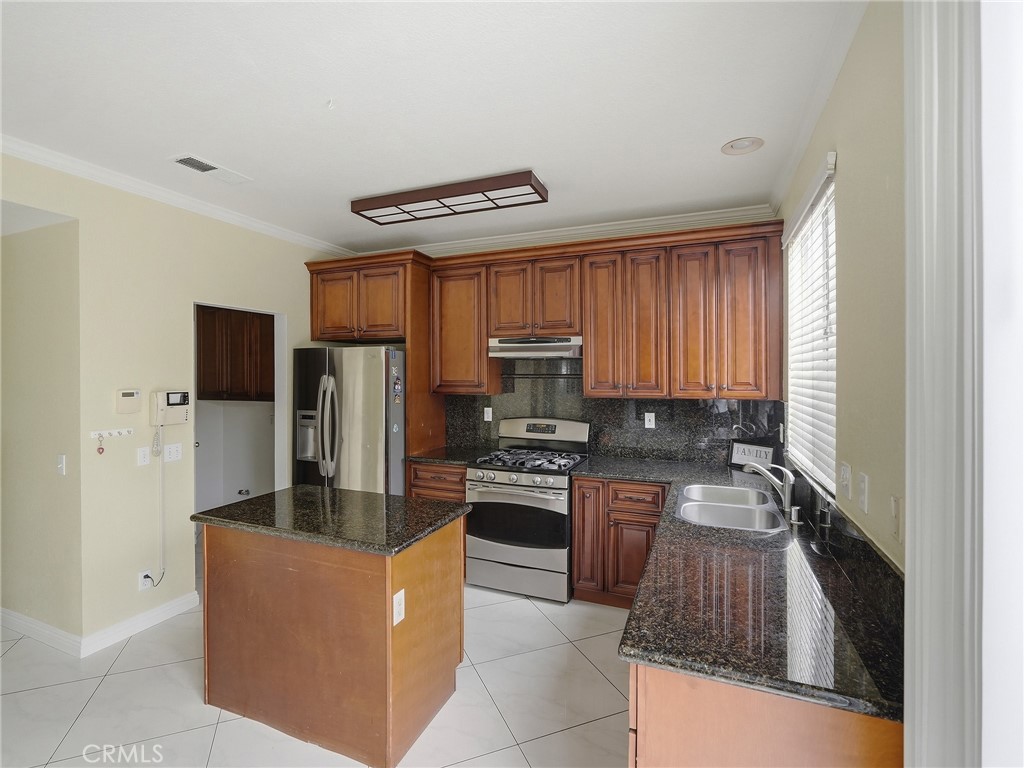 15689 Swan Road Fontana, CA 92337 - Photo 9 of 35 Kitchen