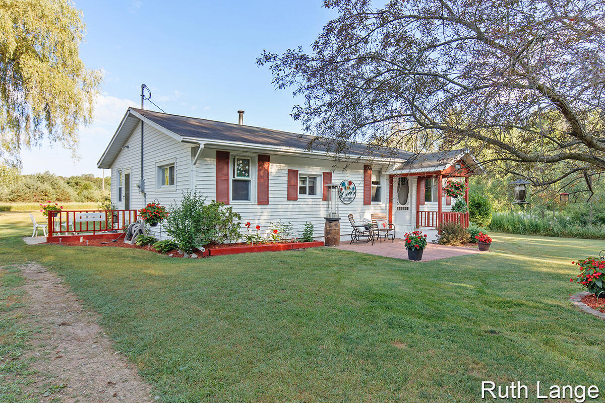 10883 Dagget Road Howard City, MI 49329 - Photo 2 of 21 IMG_1001