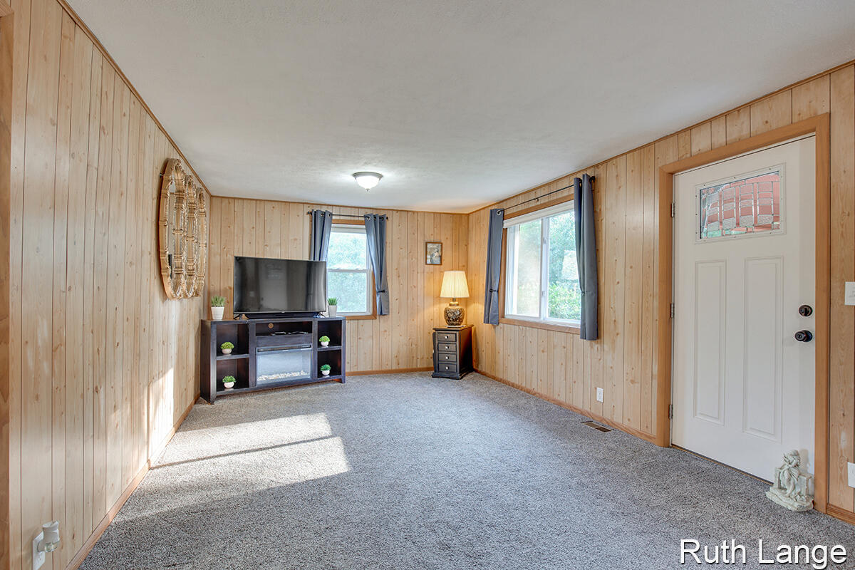 10883 Dagget Road Howard City, MI 49329 - Photo 4 of 21 IMG_1003