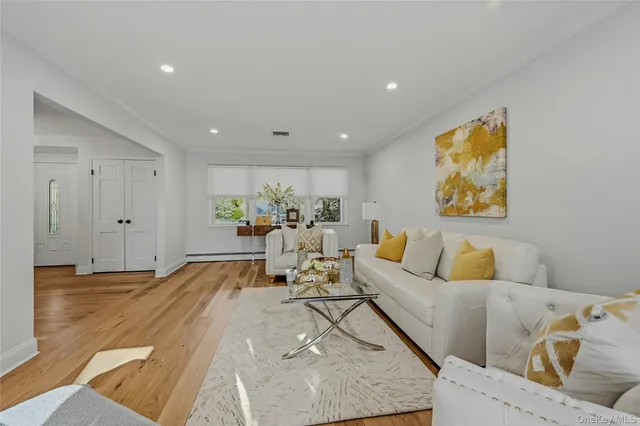 $1,575,000 | 43 Edcris Lane, Huntington, NY 11724