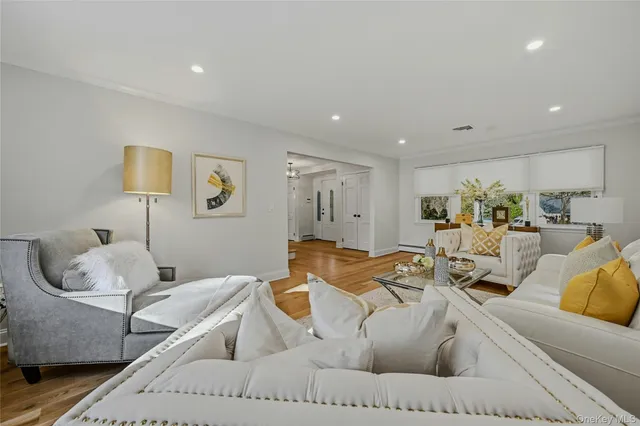 $1,575,000 | 43 Edcris Lane, Huntington, NY 11724