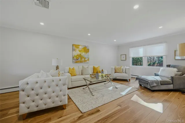 $1,575,000 | 43 Edcris Lane, Huntington, NY 11724