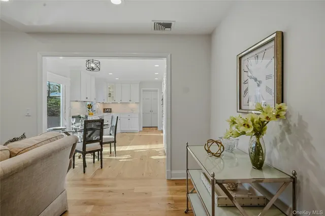 $1,575,000 | 43 Edcris Lane, Huntington, NY 11724