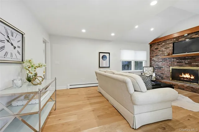 $1,575,000 | 43 Edcris Lane, Huntington, NY 11724