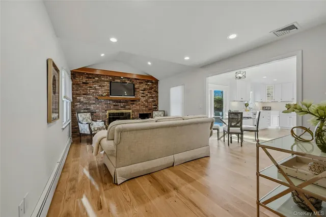 $1,575,000 | 43 Edcris Lane, Huntington, NY 11724