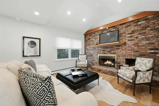 $1,575,000 | 43 Edcris Lane, Huntington, NY 11724