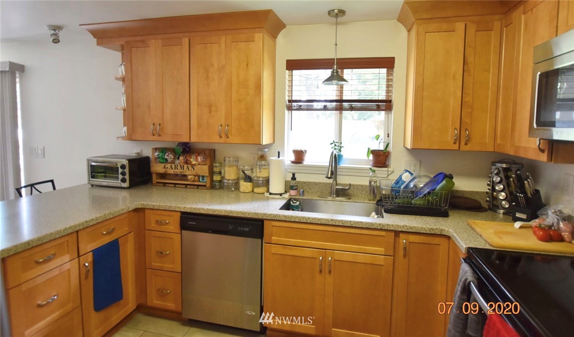 9106 216th Street Southwest Edmonds, WA 98026 - Photo 9 of 14 Gallery Image 9