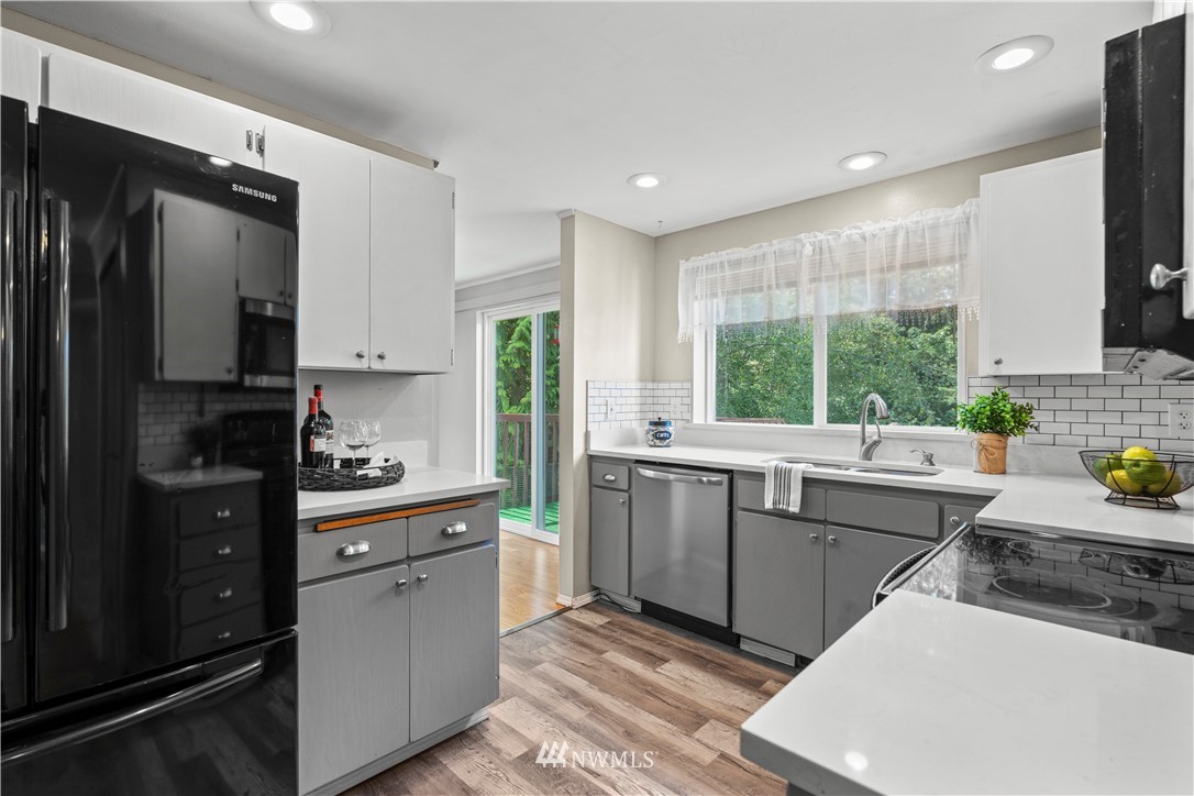 207 North Cabot Road Everett, WA 98203 - Photo 8 of 27