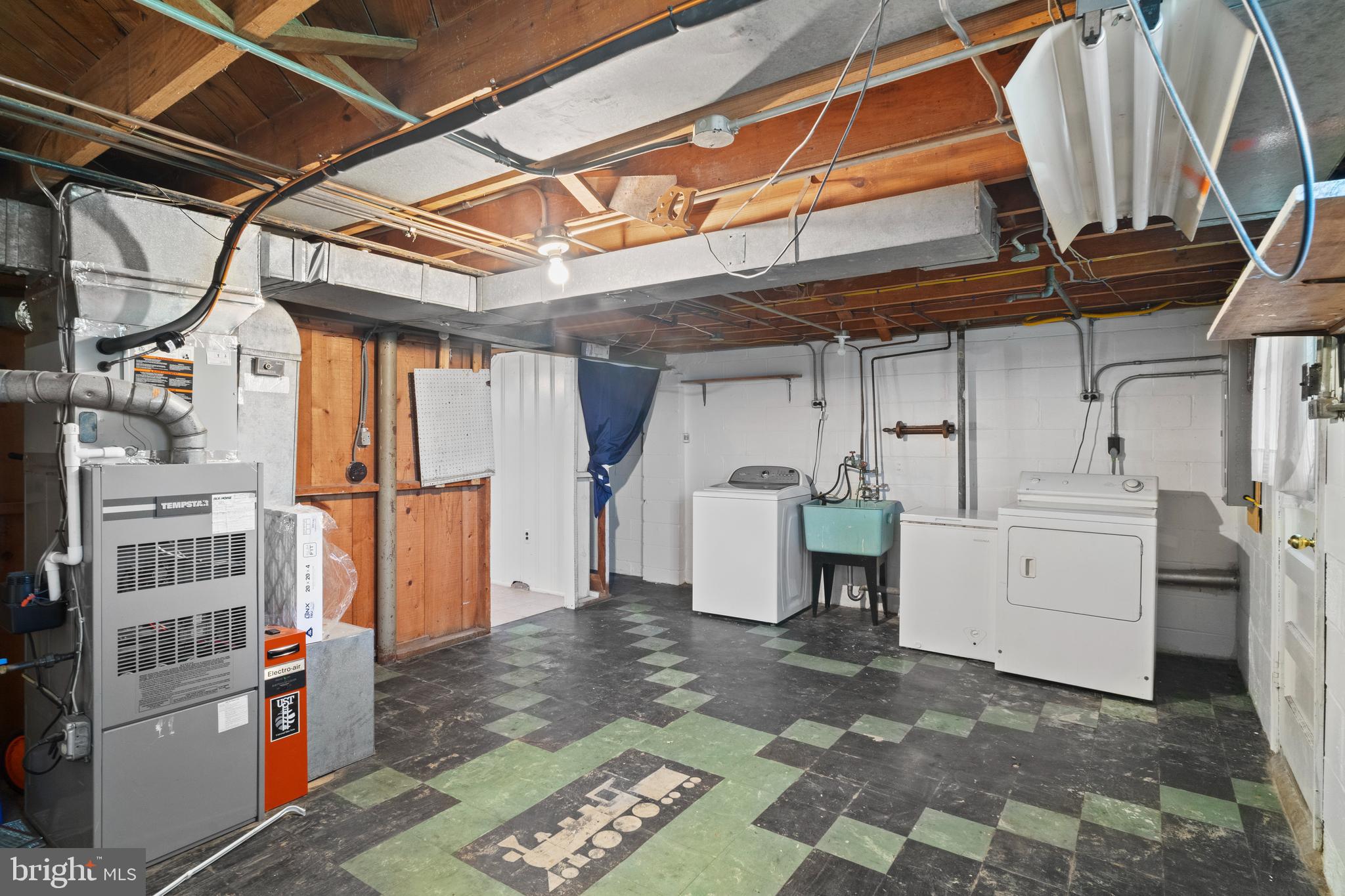 840 Evesham Avenue Baltimore, MD 21212 - Photo 16 of 20 a utility room with dryer and washer