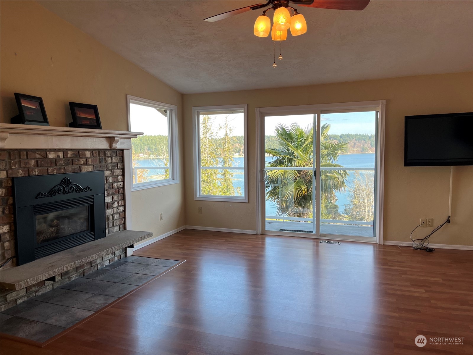 7441 East Grapeview Loop Road Allyn, WA 98524 - Photo 9 of 40 Gallery Image 9