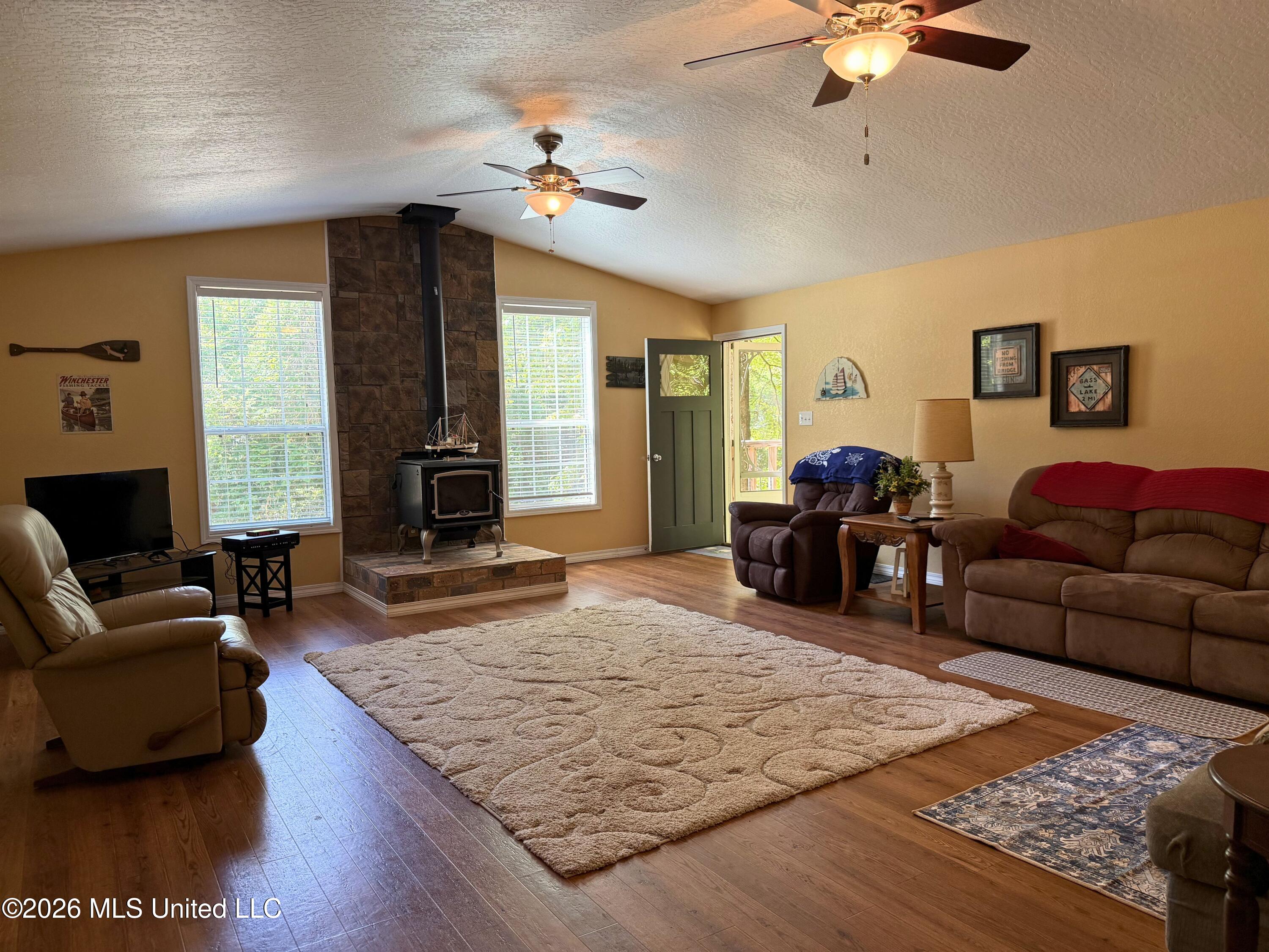143 Ralph's Drive Leakesville, MS 39451 - Photo 11 of 35 Livingroom