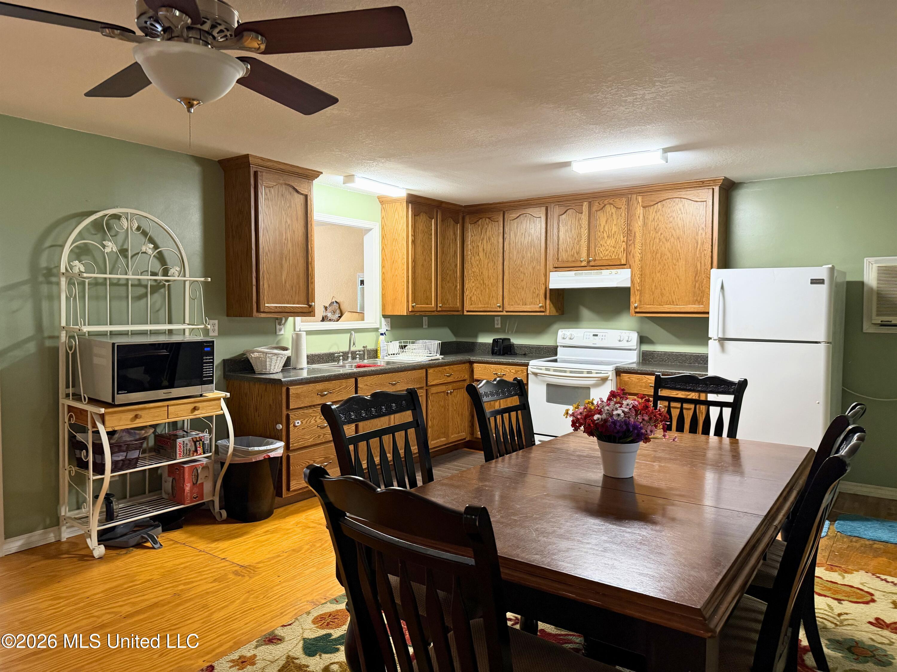 143 Ralph's Drive Leakesville, MS 39451 - Photo 12 of 35 Dine-in Kitchen