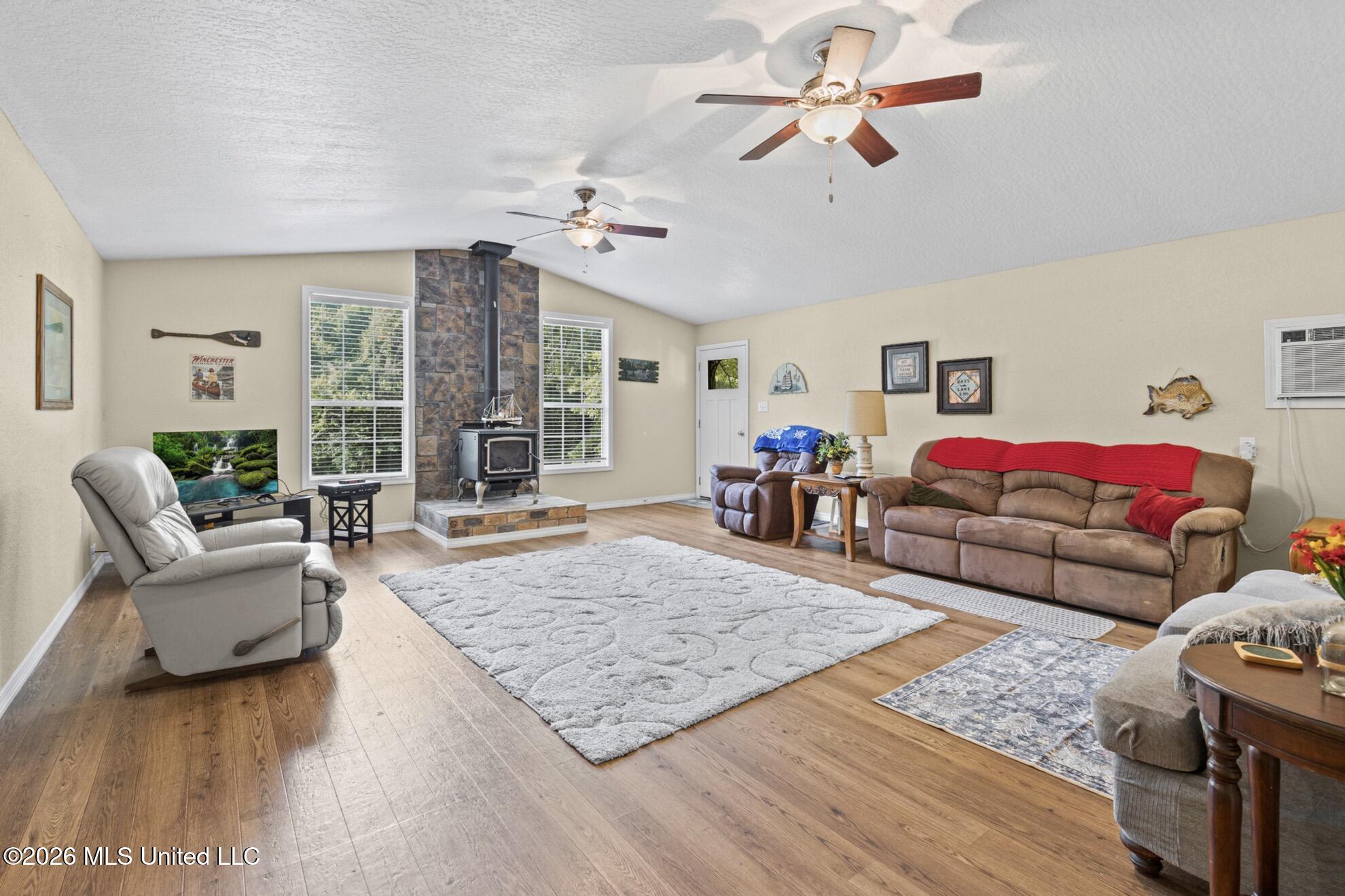 143 Ralph's Drive Leakesville, MS 39451 - Photo 10 of 43 Livingroom
